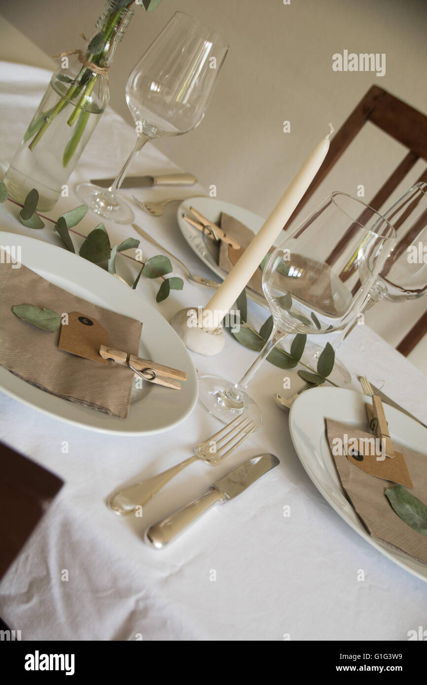 Una tabella per un pasto, naturale decorazione di eucalipto Foto Stock