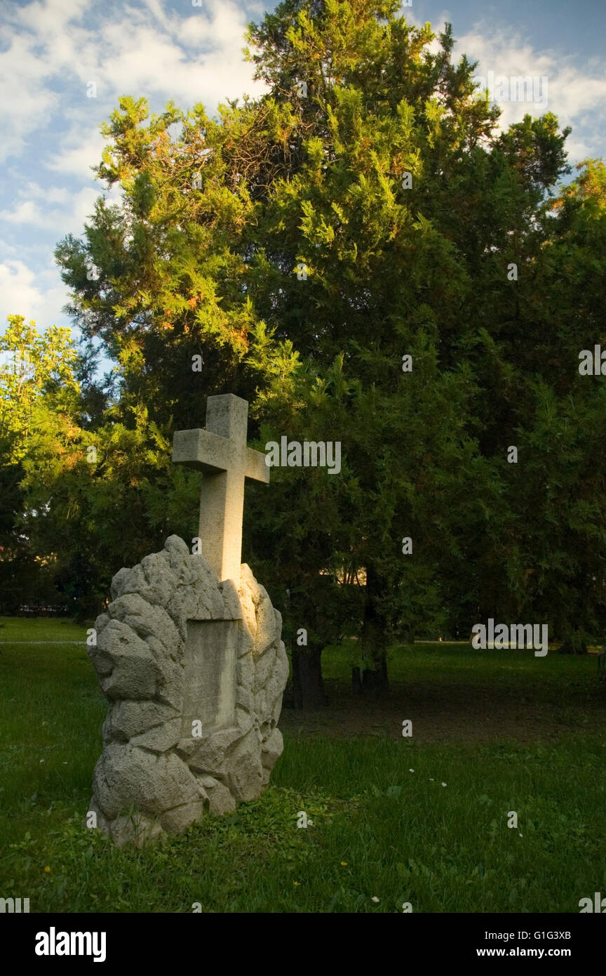 Il cimitero di religiosi con fresco verde di alberi e di erba Foto Stock