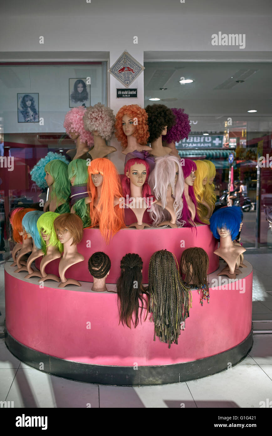Display WIGS. Vari wigs colorati ed estensioni dei capelli. Foto Stock