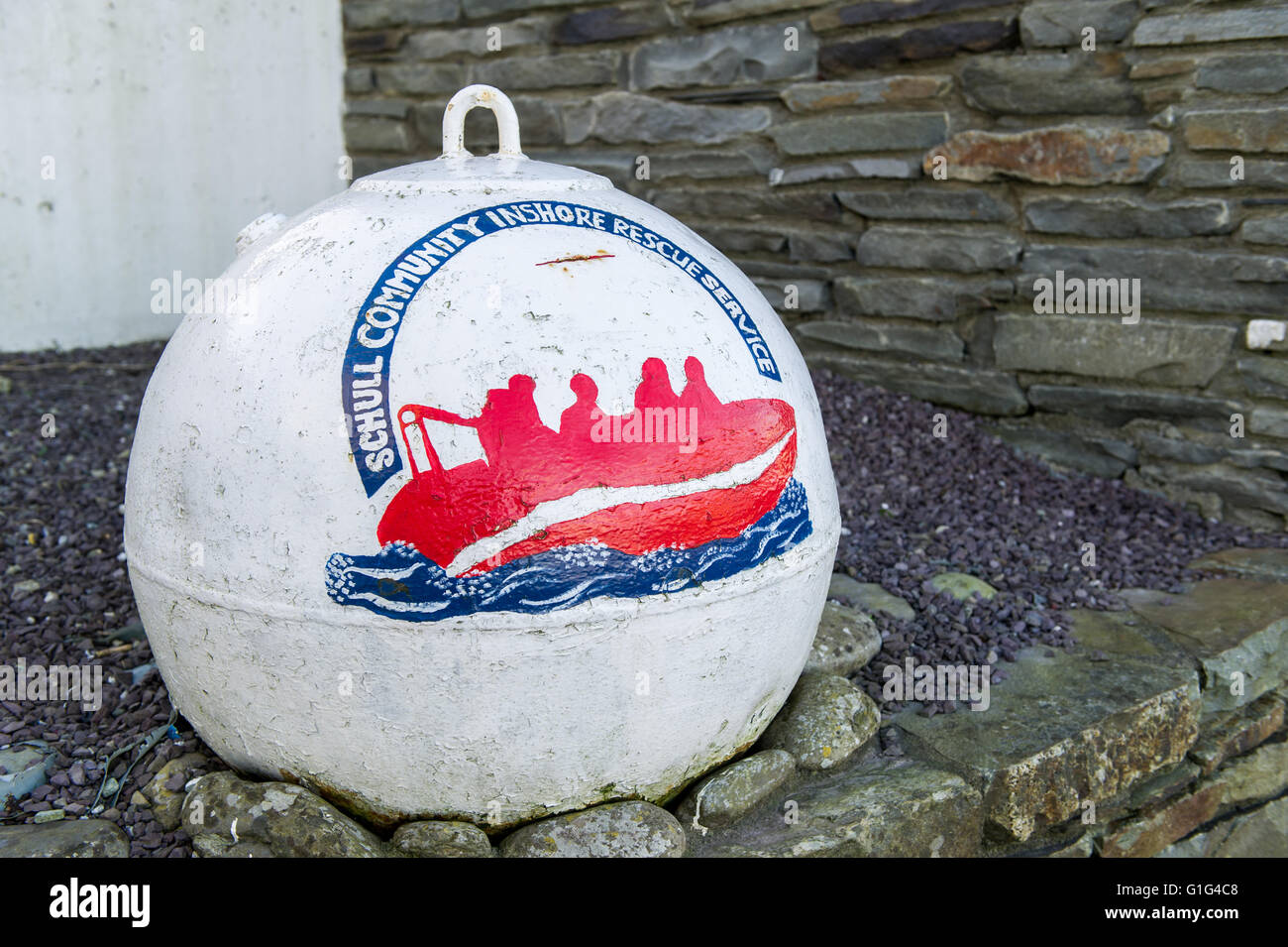 Una vecchia pubblicità di boa Schull comunità costiera servizio di salvataggio in Schull, West Cork, Irlanda. Foto Stock