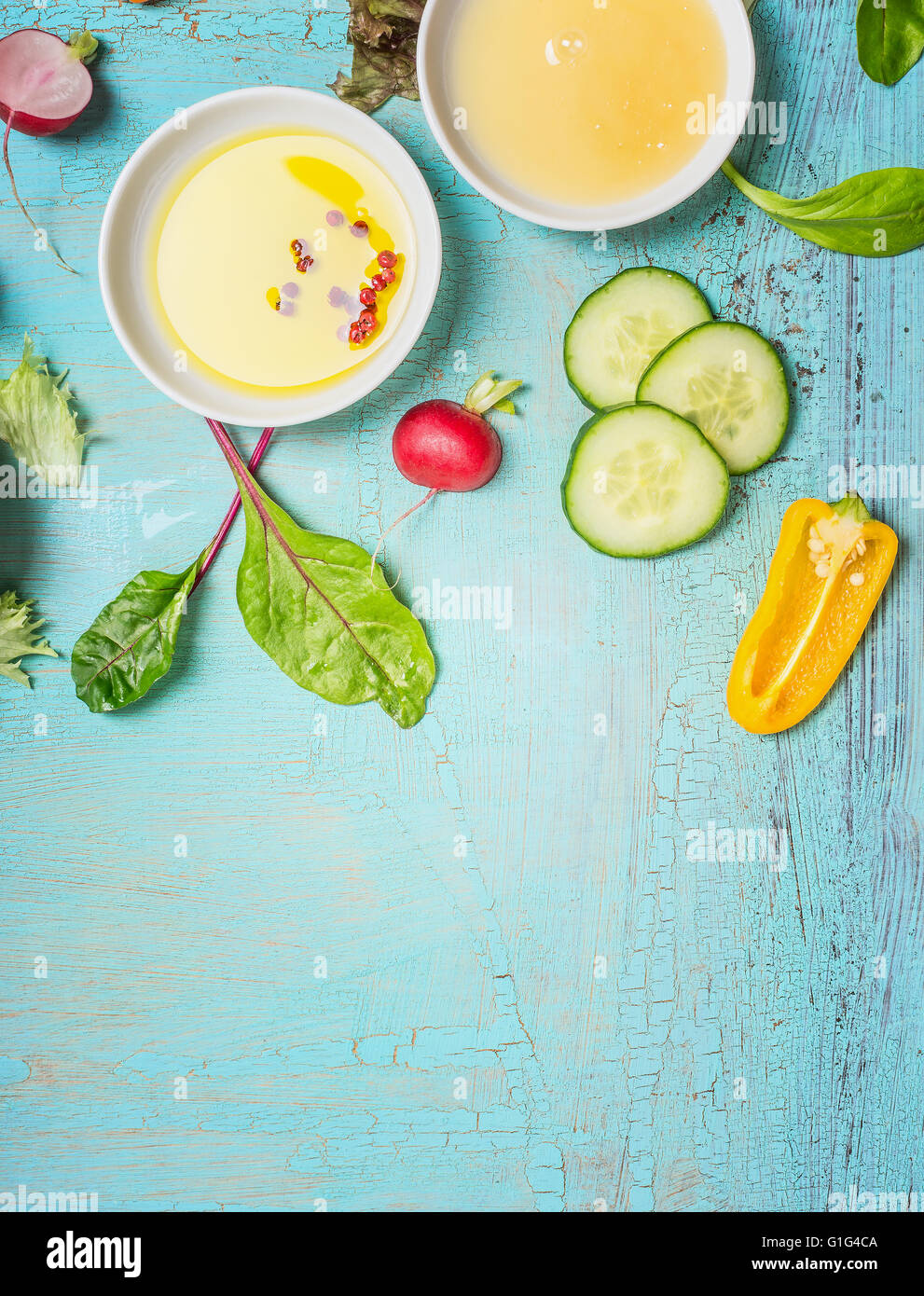 Olio e miele condimenti per insalata di verdure su luce shabby chic sfondo blu, vista dall'alto, il luogo per il testo. Mangiare sano o d Foto Stock