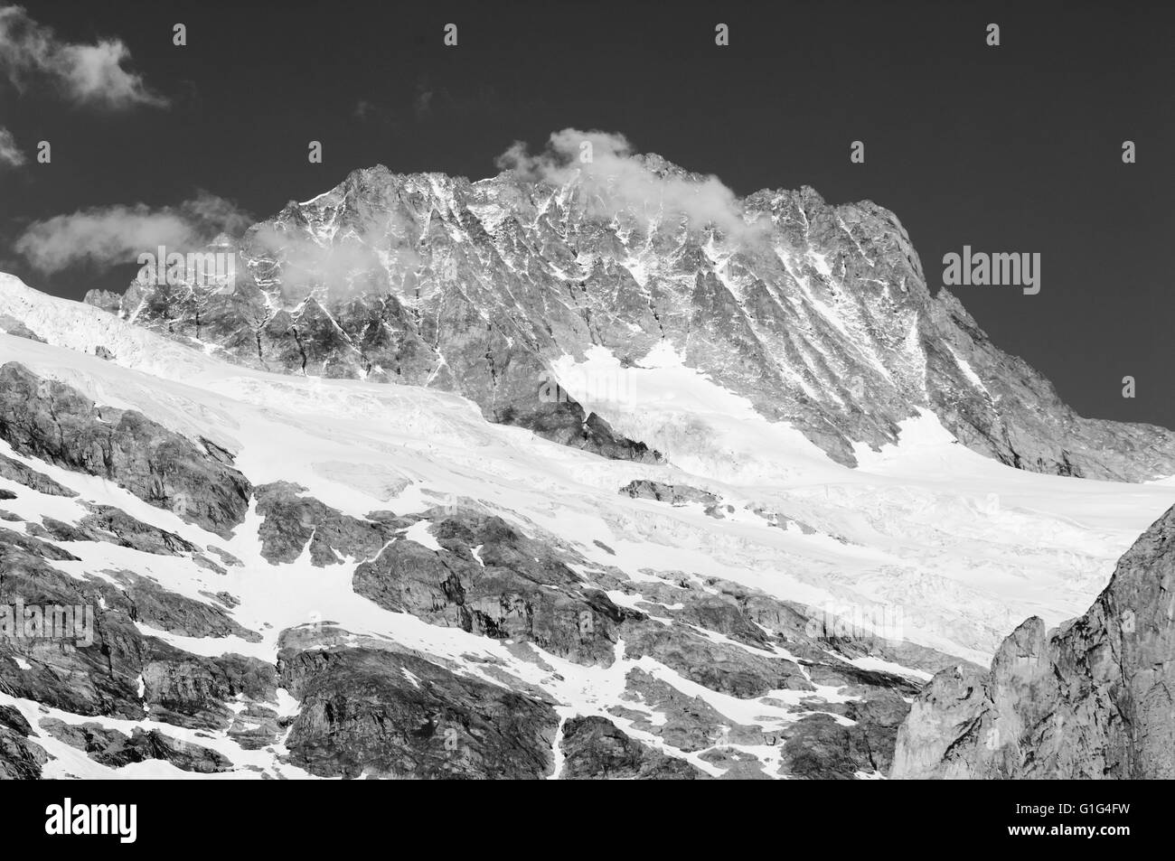 In estate le montagne svizzere, Alpi Bernesi, Berner Oberland, Svizzera Foto Stock