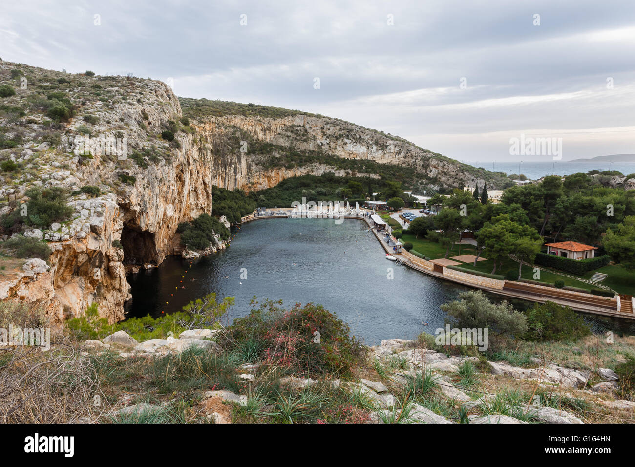 Il Lago di Vouliagmeni sulla gennaio 2016, Atene. La sua acqua mantiene una costante di 24 gradi centigradi di temperatura e funziona come una spa Foto Stock
