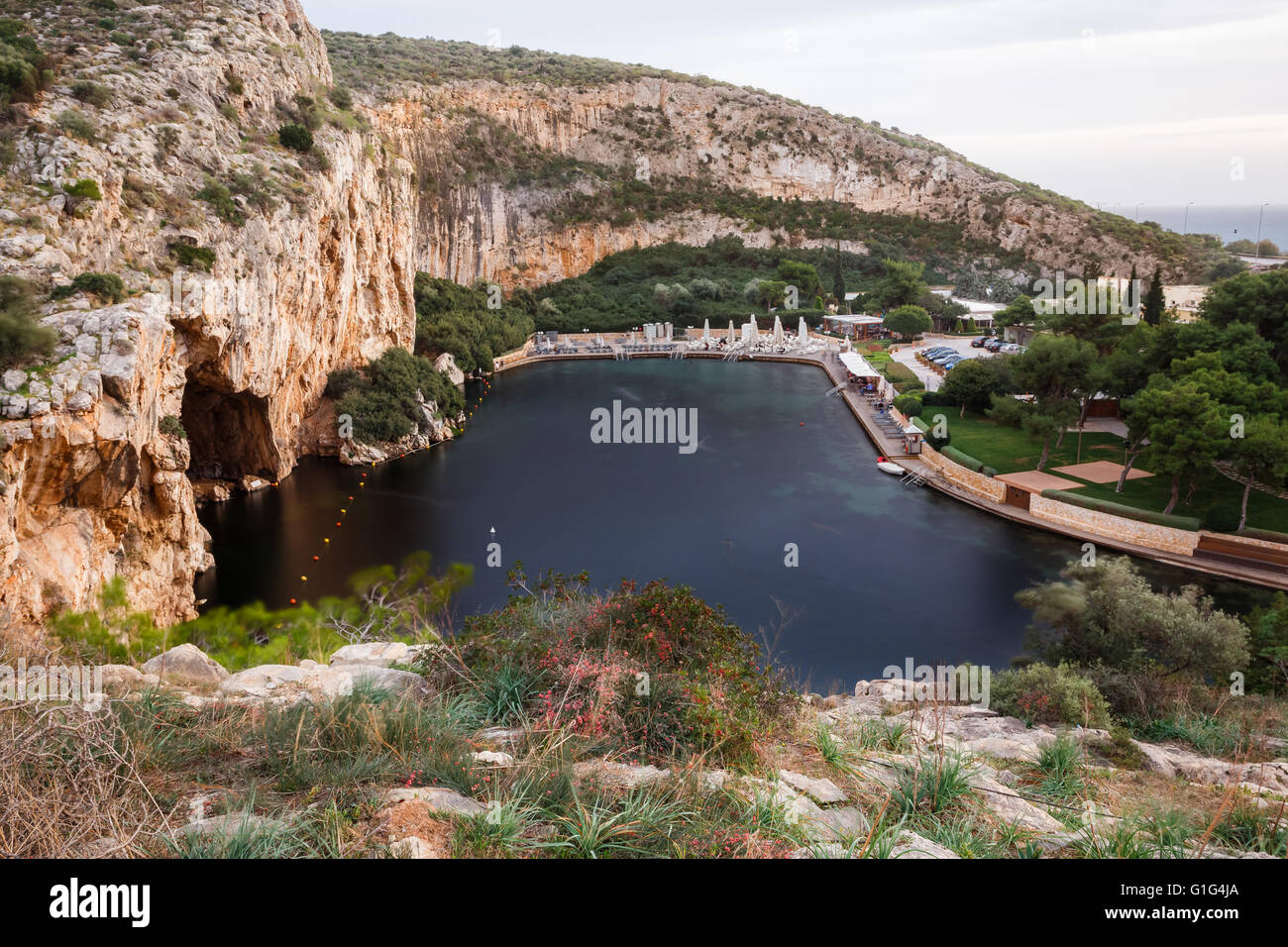 Il Lago di Vouliagmeni sulla gennaio 2016, Atene. La sua acqua mantiene una costante di 24 gradi centigradi di temperatura e funziona come una spa Foto Stock