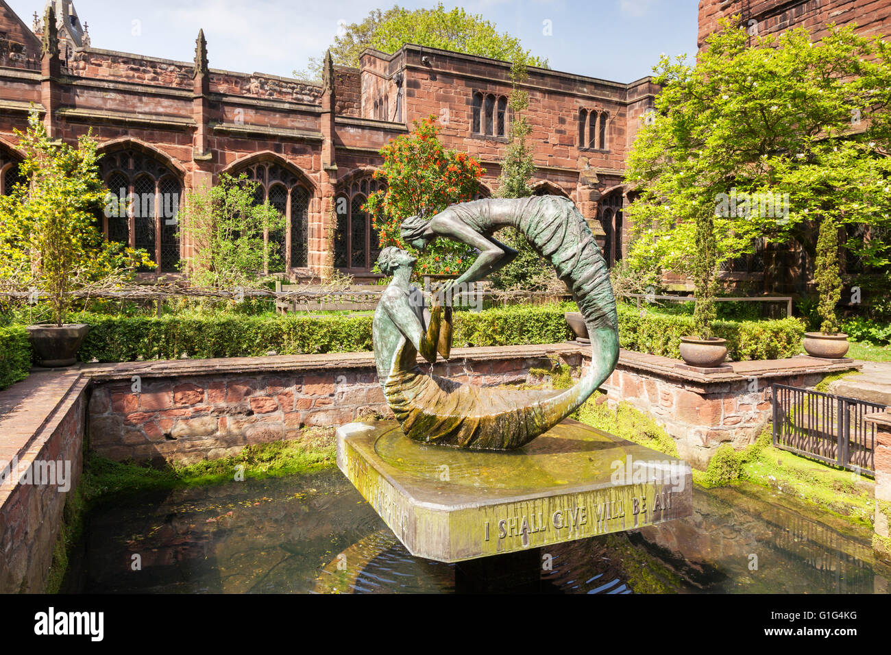 Chester Cathedral giardino di chiostro con statua l acqua della vita che rappresenta l'incontro tra Gesù e la donna di Samari Foto Stock