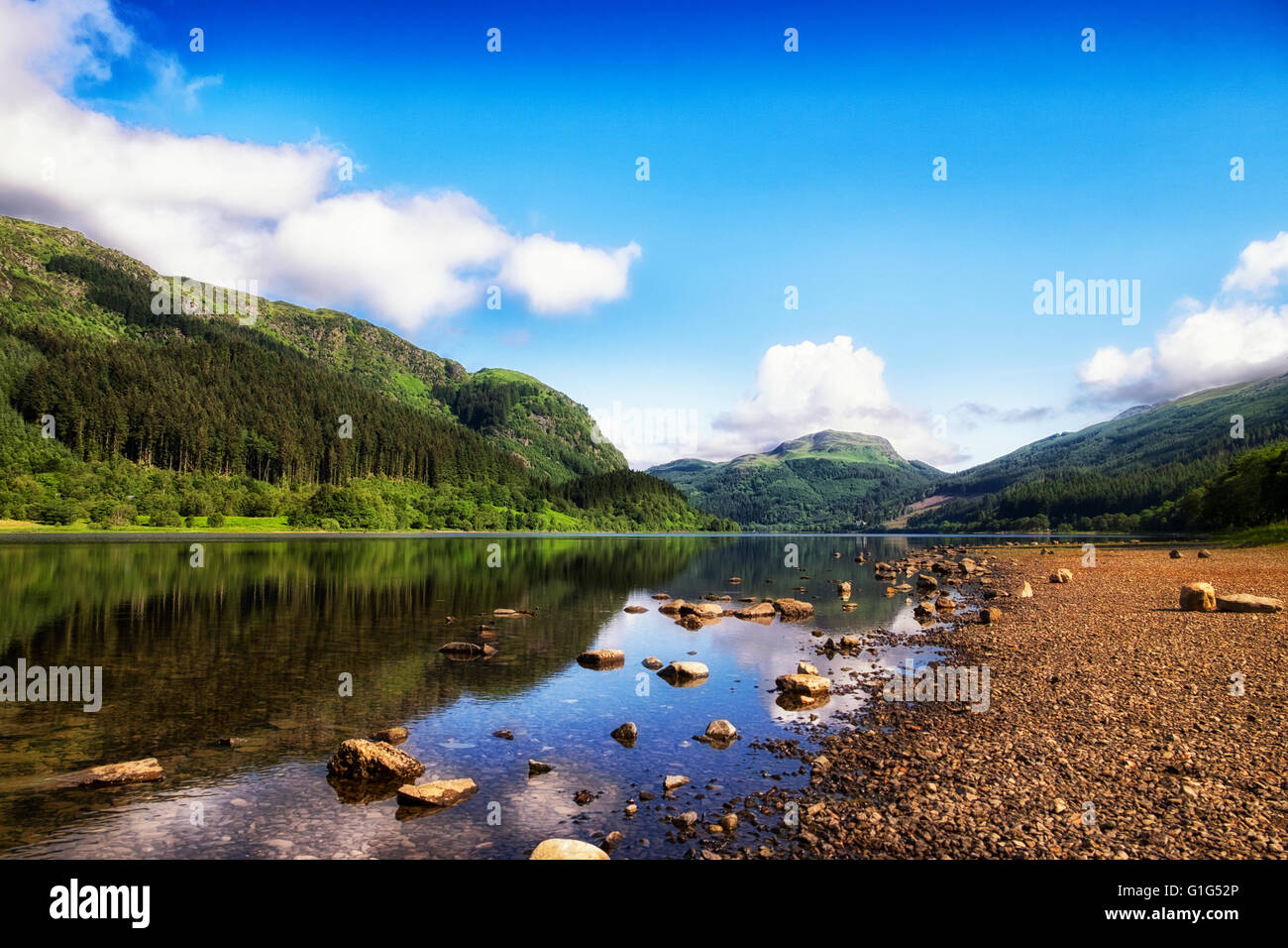 Mountain riflessioni sul Loch Lubnaig, Scozia Foto Stock