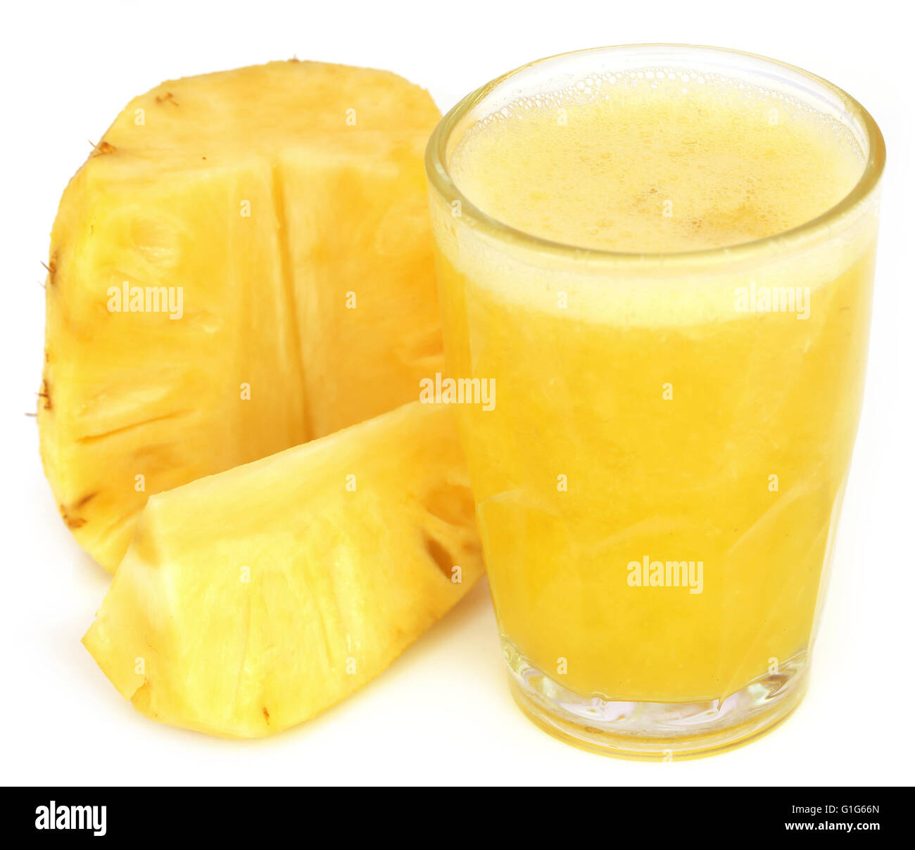 Succo di ananas in un bicchiere con frutta fresca oltre backgrokund bianco Foto Stock