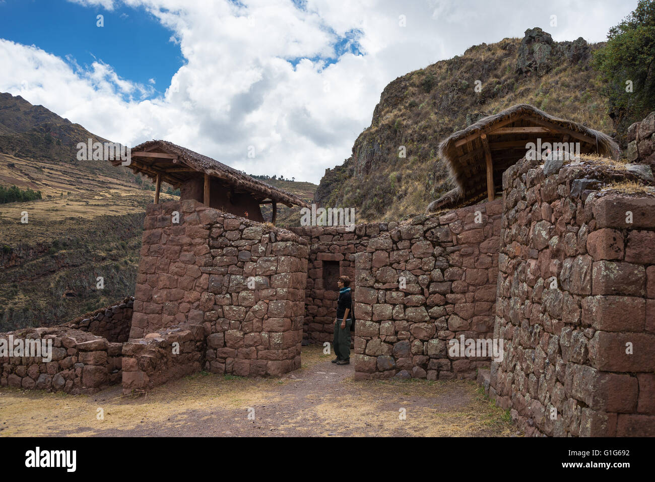 Tourist esplorando l'Inca sentieri che portano alle rovine di Pisac, Valle Sacra, importante meta di viaggio nella regione di Cusco, Perù. Foto Stock