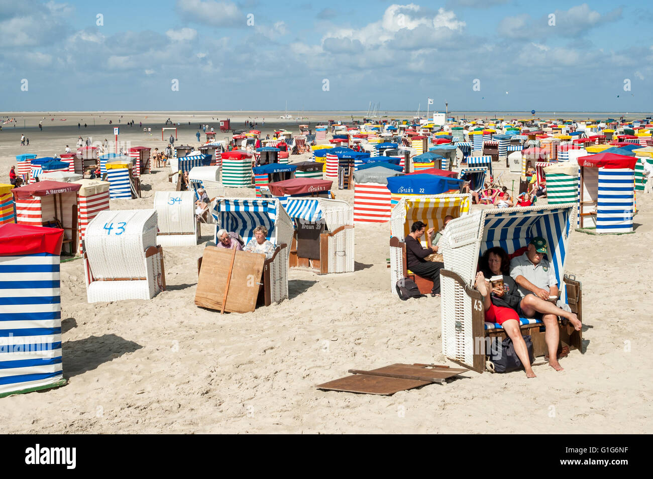 Per coloro che godono di sole sulla spiaggia del nord a est Frisone isola Borkum, Bassa Sassonia, Germania Foto Stock