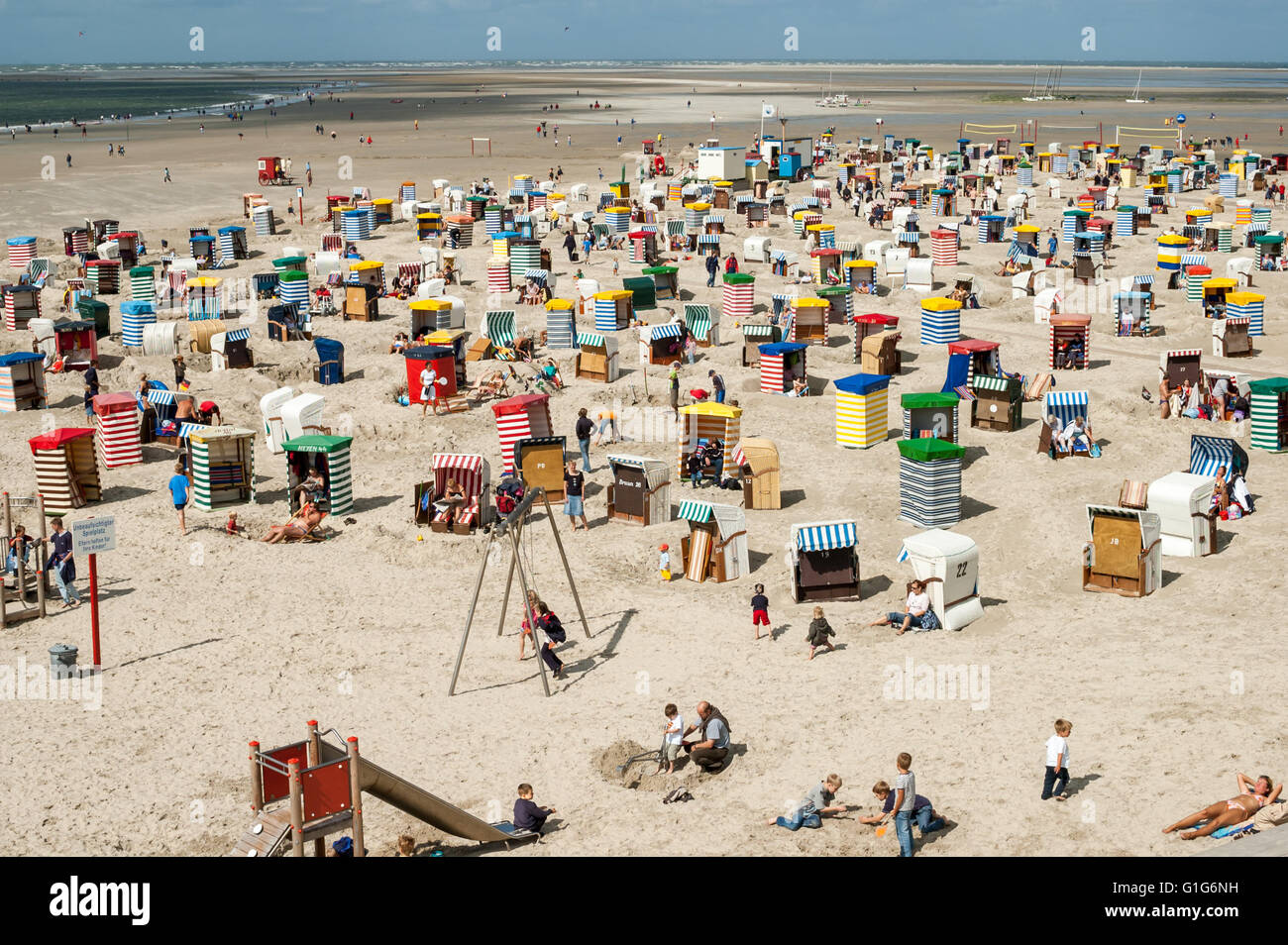 Per coloro che godono di sole sulla spiaggia del nord a est Frisone isola Borkum, Bassa Sassonia, Germania Foto Stock