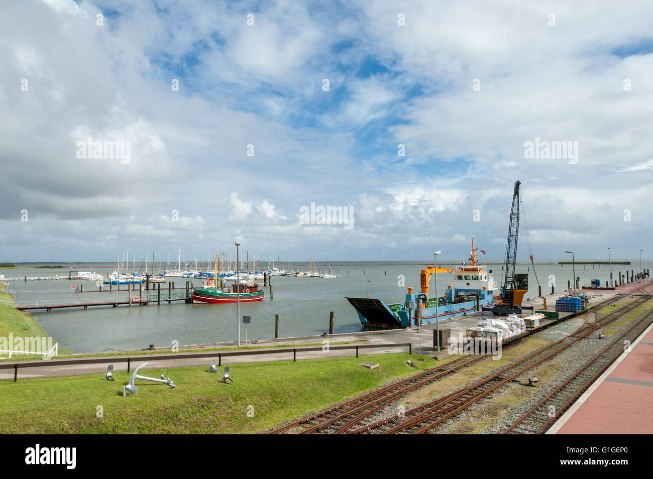 Yacht e navi di alimentazione nel porto dell'Est isola Frisone Langeoog, Bassa Sassonia, Germania Foto Stock