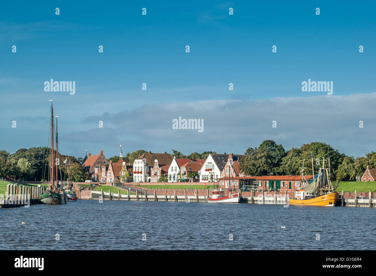 Canale e le barche nel porto di Greetsiel, Bassa Sassonia, Germania Foto Stock