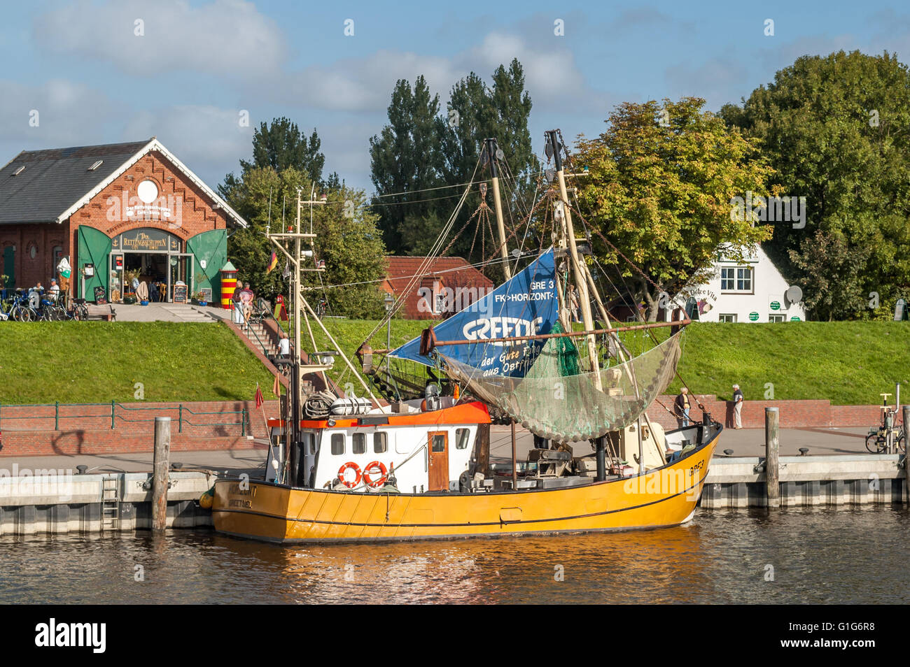 Il Cafe e la pesca in barca nel porto della città di Greetsiel, Bassa Sassonia, Germania Foto Stock