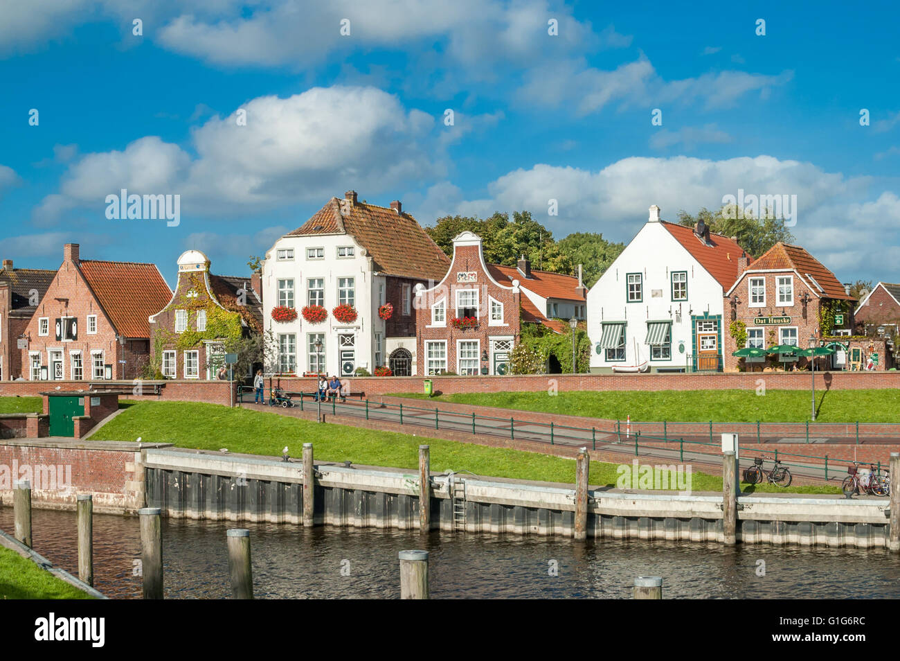 Facciate di case storiche a Sielstrasse nel porto di pesca di Greetsiel, Bassa Sassonia, Germania Foto Stock