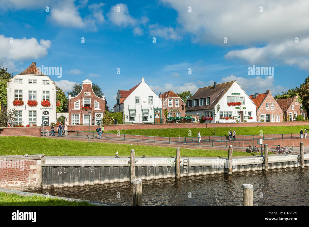 Facciate di case storiche di Sielstrasse nel porto di pesca di Greetsiel, Bassa Sassonia, Germania Foto Stock