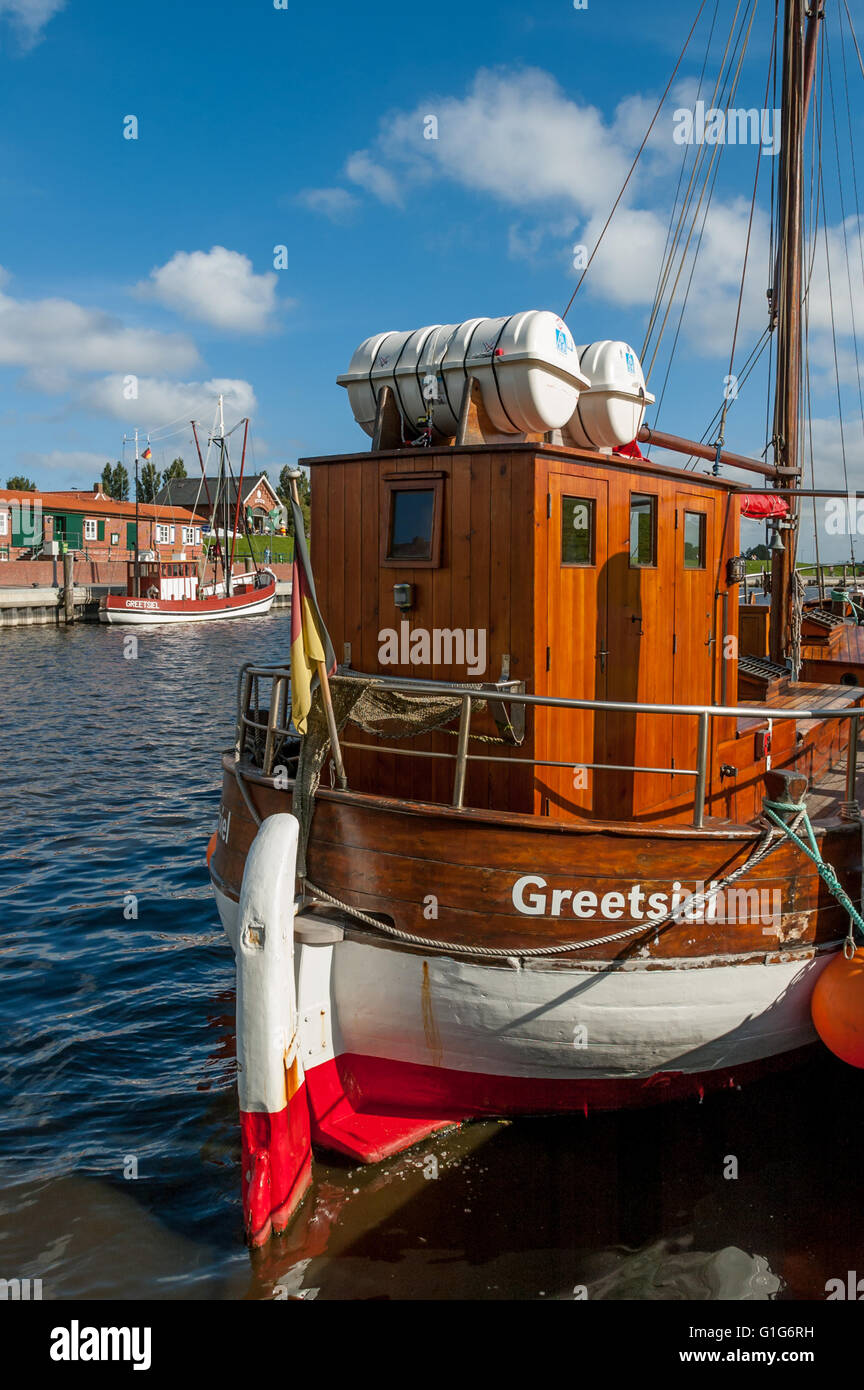 La poppa della barca nei canali per i turisti nel porto di pesca di Greetsiel, Bassa Sassonia, Germania Foto Stock
