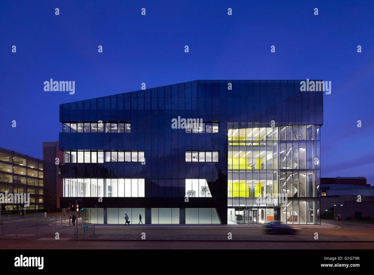 Vista in elevazione frontale con ingresso e illuminazione di interni. Grafene Institute, Università di Manchester, Manchester, Regno Unito. Architetto: Jestico + Whiles, 2015. Foto Stock