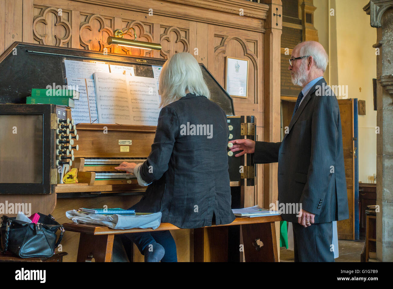 Organista della St Mildreds Chiesa Stour Street Canterbury Kent Foto Stock