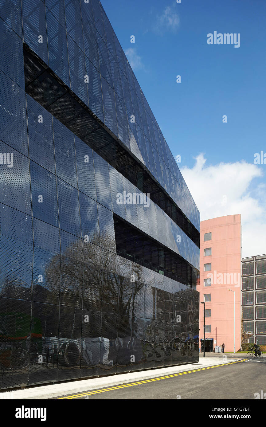 Elevazione obliqua della facciata Riflettente superficie. Grafene Institute, Università di Manchester, Manchester, Regno Unito. Architetto: Jestico + Whiles, 2015. Foto Stock