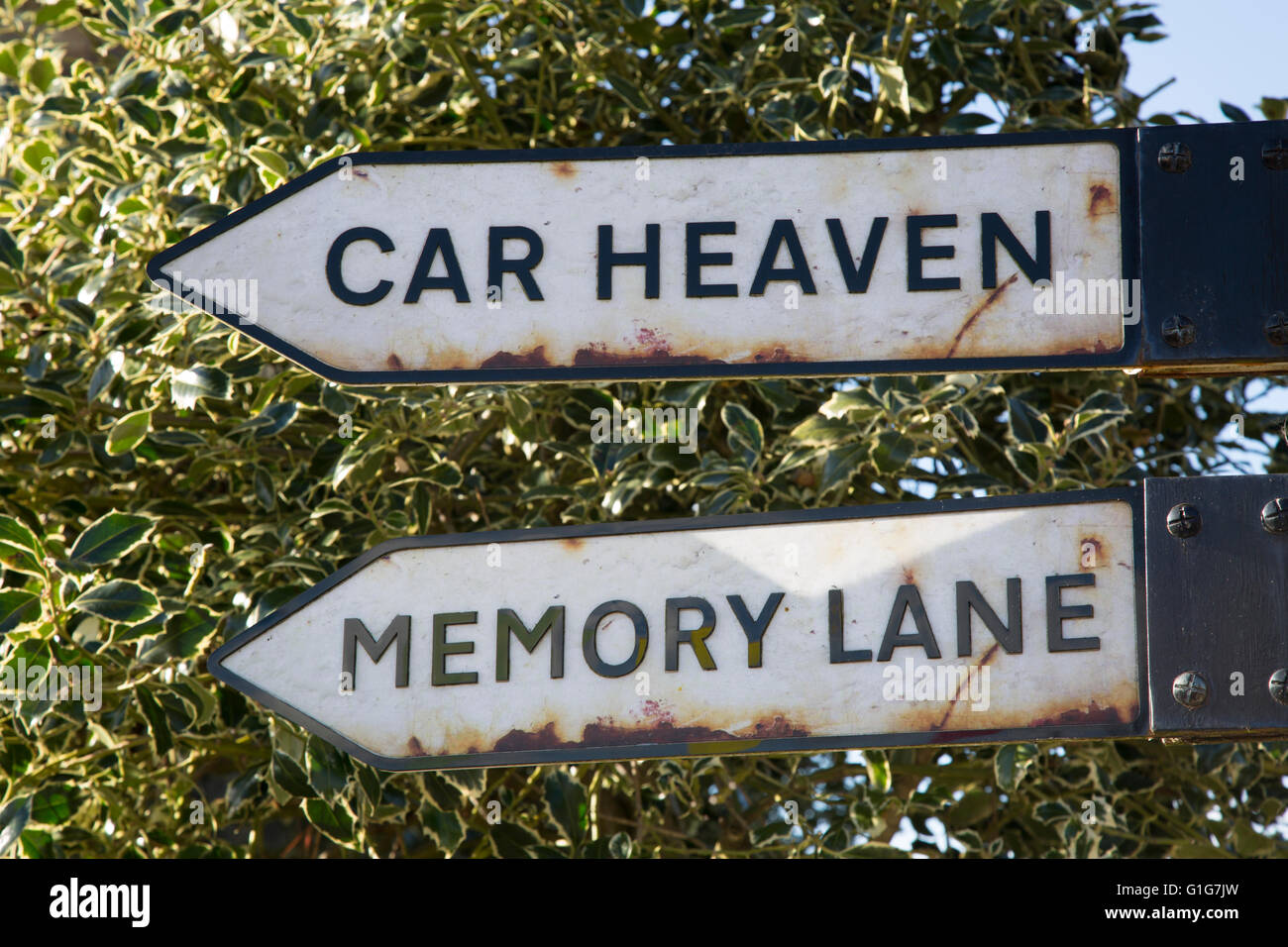 Vettura celeste e memoria segni di corsia a Cotswold Motoring Museo e Collezione di giocattoli, Bourton sull'acqua; Inghilterra; Regno Unito Foto Stock