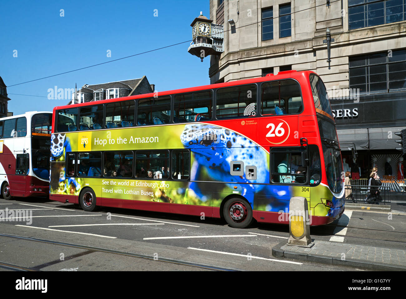 Un numero 26 autobus Lothian su Princes Street con una rana pubblicità lo Zoo di Edimburgo. Foto Stock