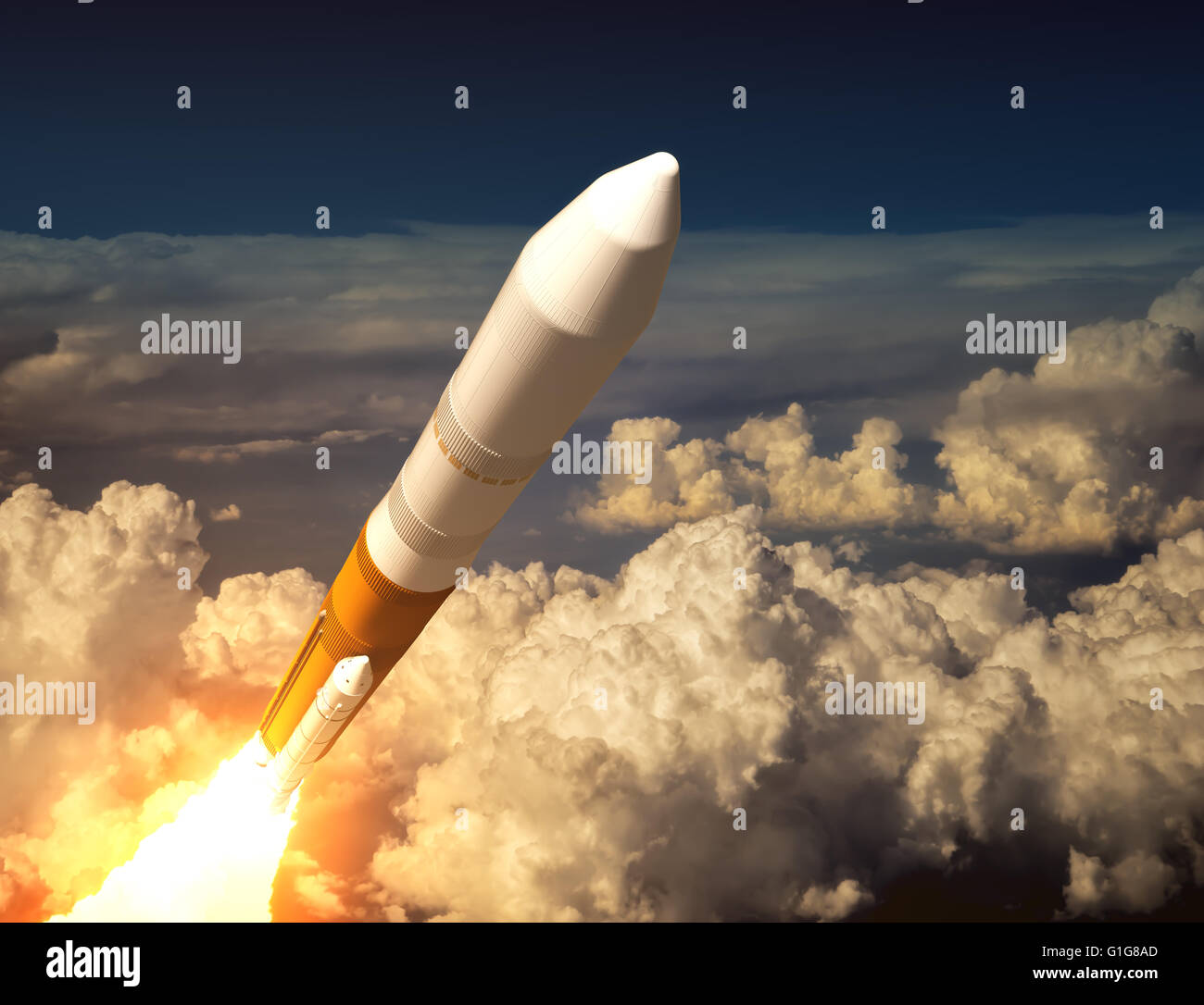 Cargo razzo di lancio tra le nuvole Foto Stock
