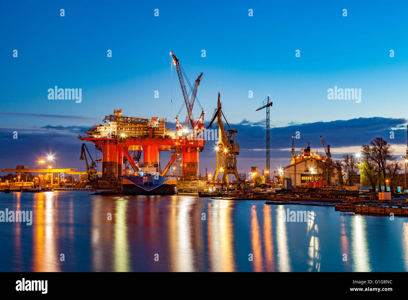 Oil Rig in cantiere per la manutenzione di notte. Foto Stock