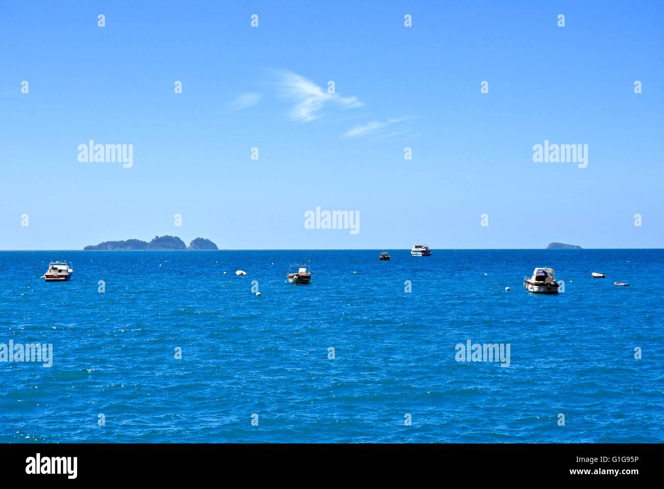 Una bella vista mare con barche disattivare la costiera amalfitana Foto Stock