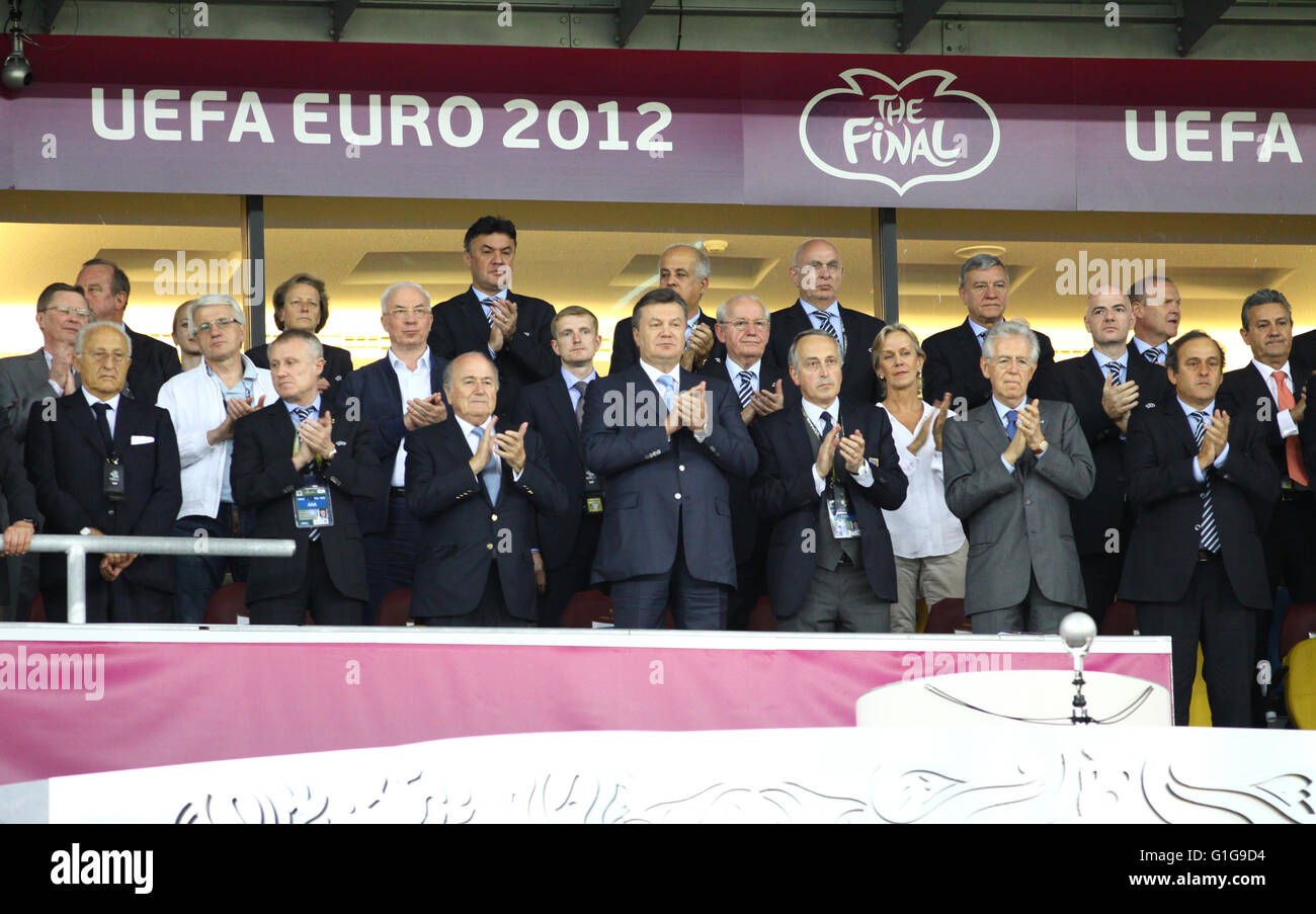 Kiev, Ucraina - 1 Luglio 2012: gli ospiti VIP di UEFA EURO 2012 gioco finale Spagna v Italia allo Stadio Olimpico: Michael Platini, Gianni Infantino, Joseph Blatter, Victor Yanukovich, Hryhoriy Surkis e altri Foto Stock