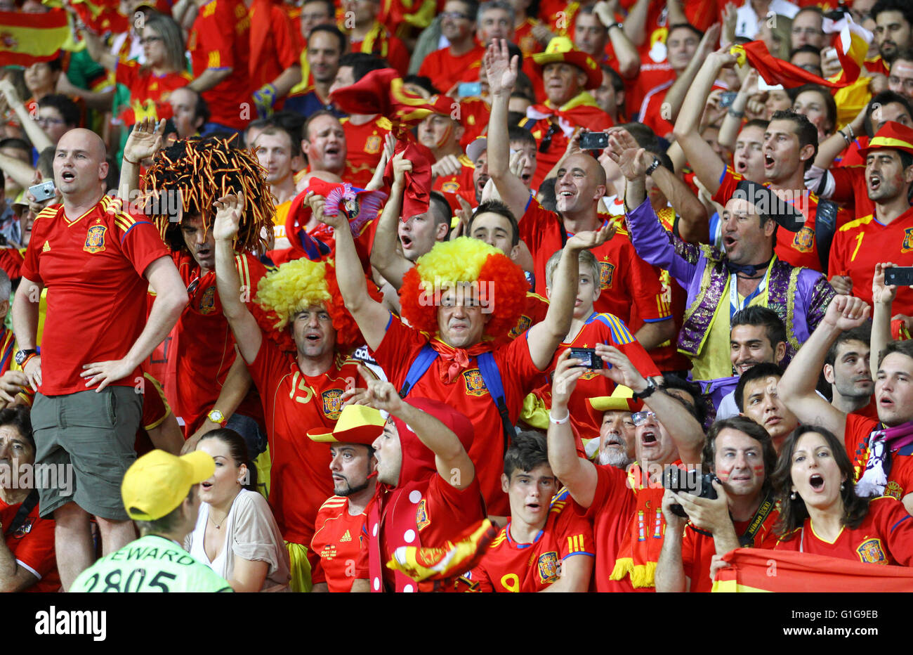 Spagna nazionale di calcio sostenitori mostrano il loro sostegno durante UEFA EURO 2012 finale di campionato gioco a NSC Olympic Stadium Foto Stock
