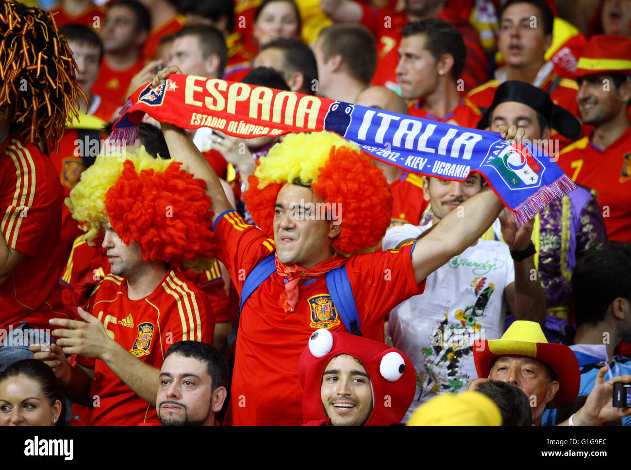 Spagna nazionale di calcio sostenitori mostrano il loro sostegno durante UEFA EURO 2012 finale di campionato gioco a NSC Olympic Stadium Foto Stock