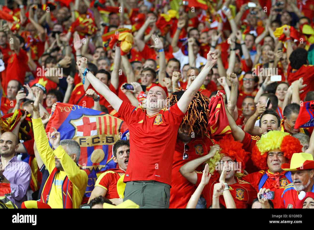 Spagna nazionale di calcio sostenitori mostrano il loro sostegno durante UEFA EURO 2012 finale di campionato gioco a NSC Olympic Stadium Foto Stock