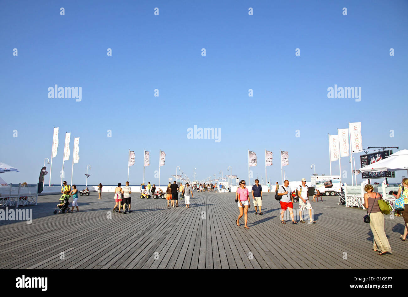 SOPOT, Polonia - 26 luglio 2012: turisti camminando lungo il molo di Sopot city. Costruito nel 1827 questo 511.5m pier è il più lungo molo di legno in Europa Foto Stock