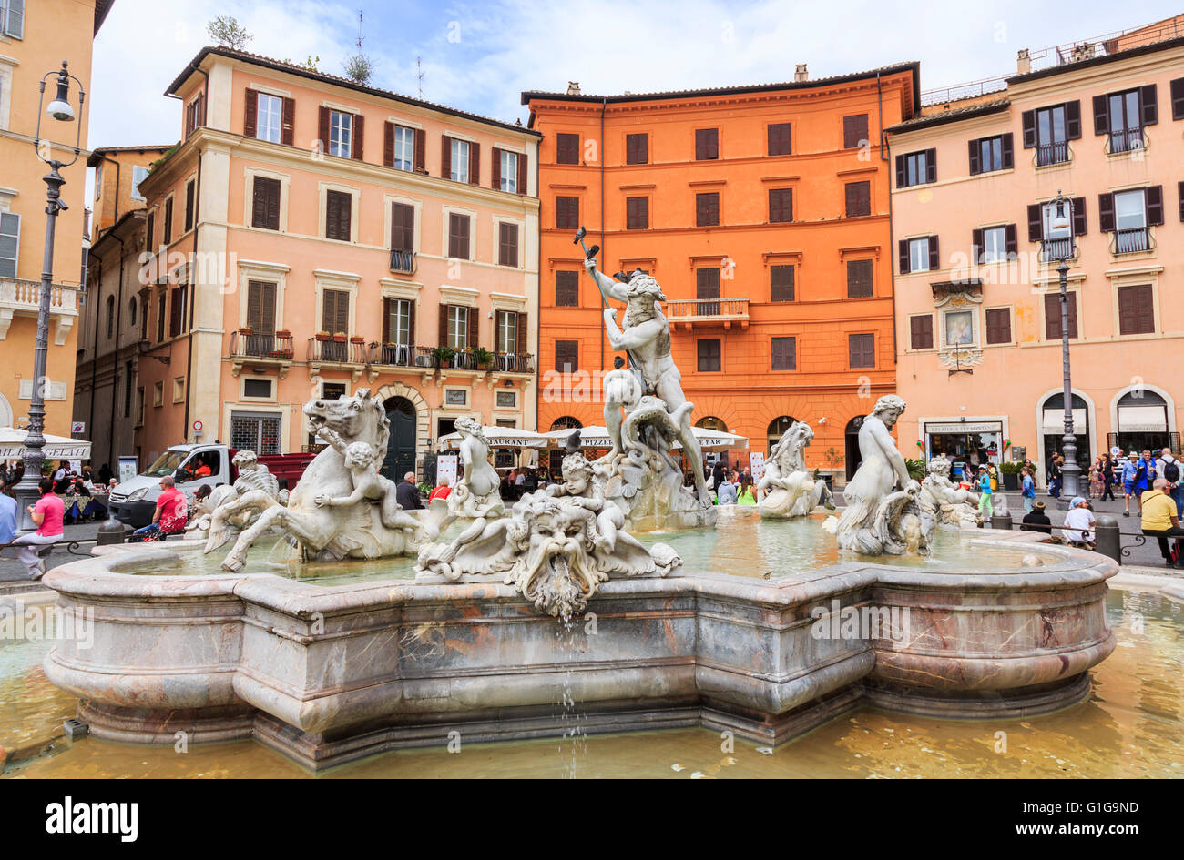 Piazza Navona, una piazza della città di Roma - statua di Nettuno da Antonio della Bitta nella fontana del Nettuno da Giacomo della Porta Foto Stock