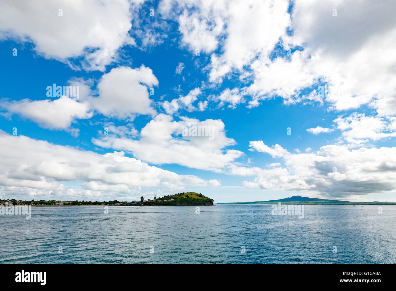 Rangitoto isola vulcanica che si vede attraverso il Hauraki da al largo di Auckland in Nuova Zelanda Foto Stock