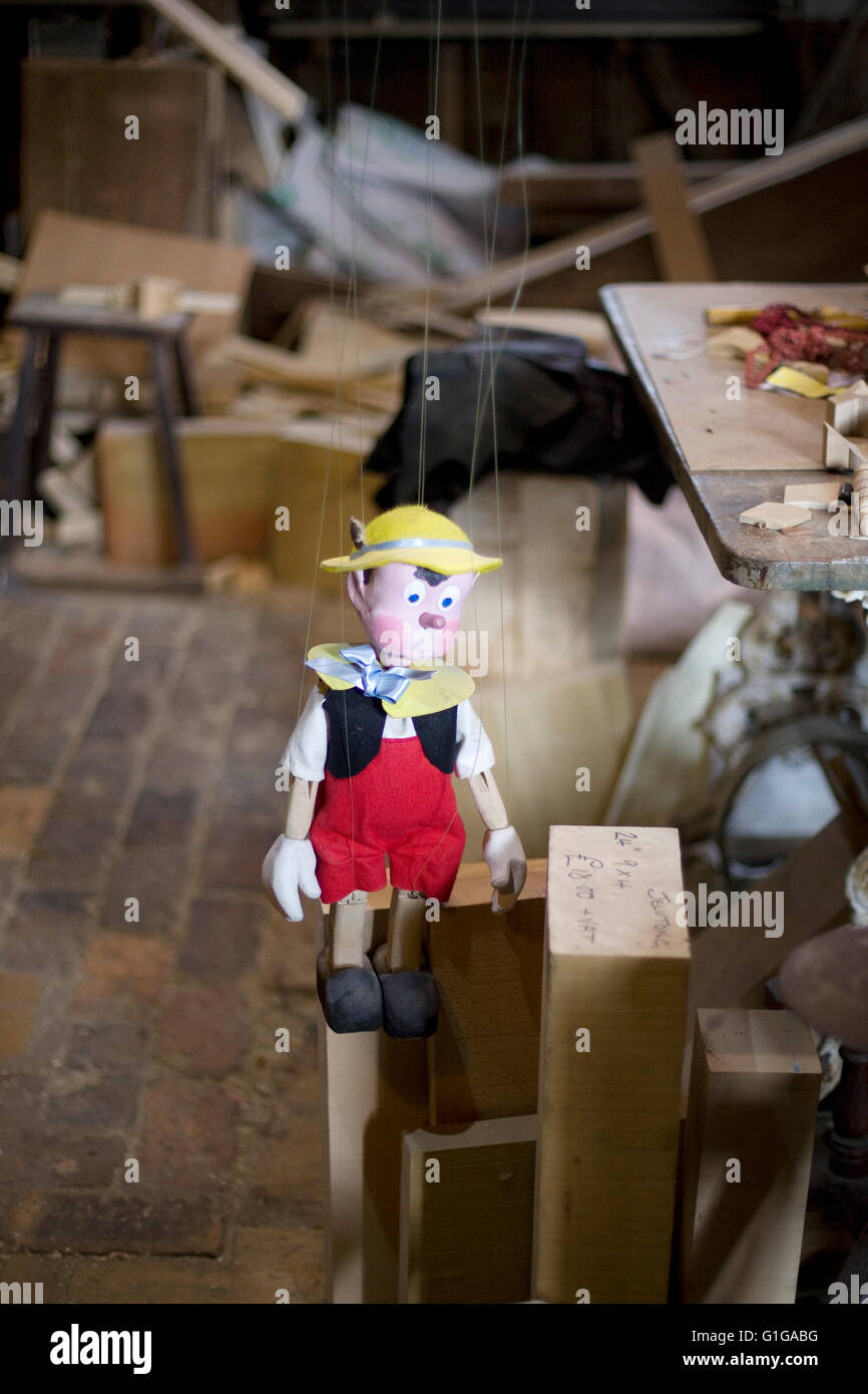 Pinocchio in legno puppet in un negozio di macchine per la lavorazione del legno Foto Stock