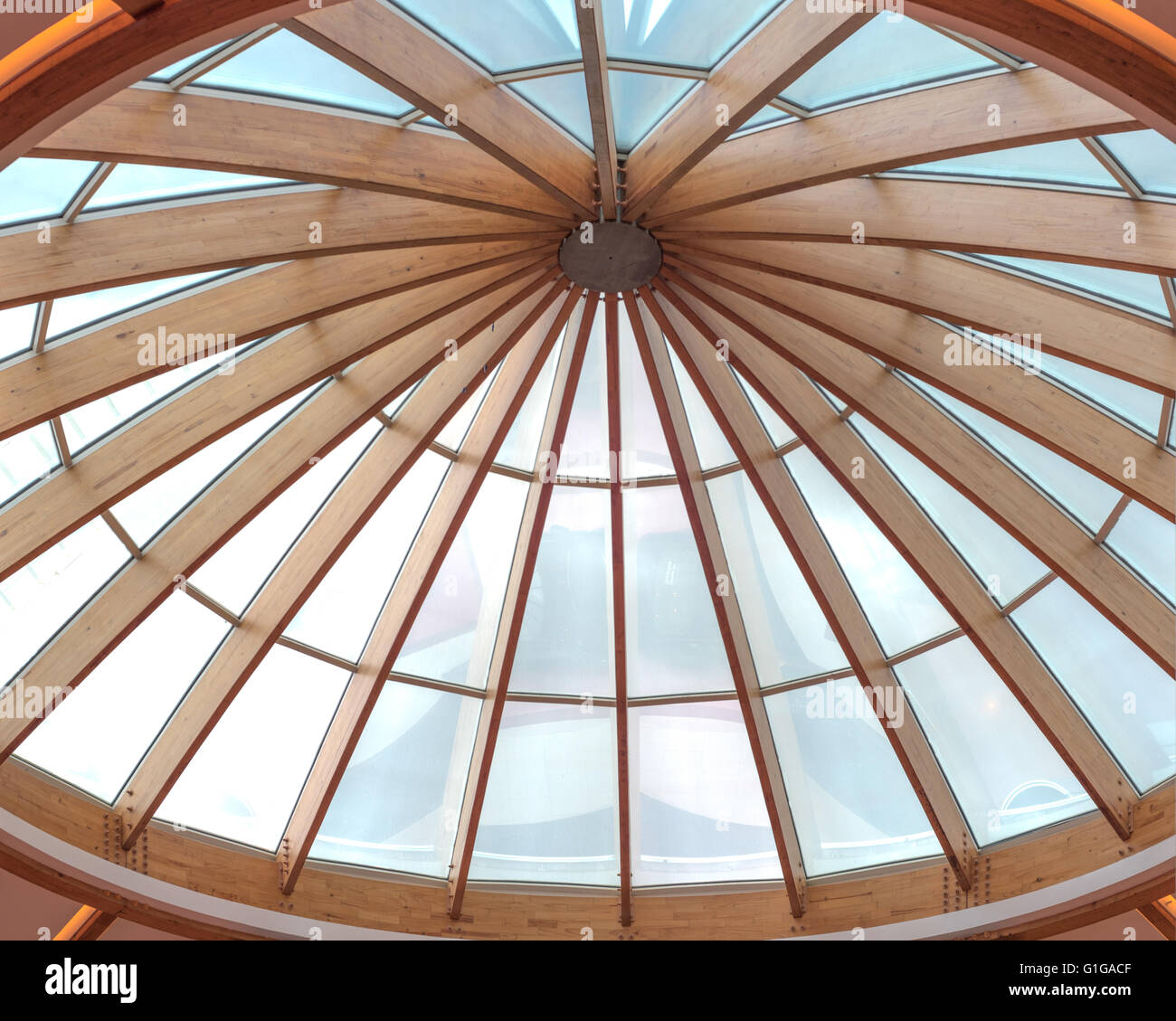 Le travi di legno del tetto formando un lucernario circolare Foto Stock