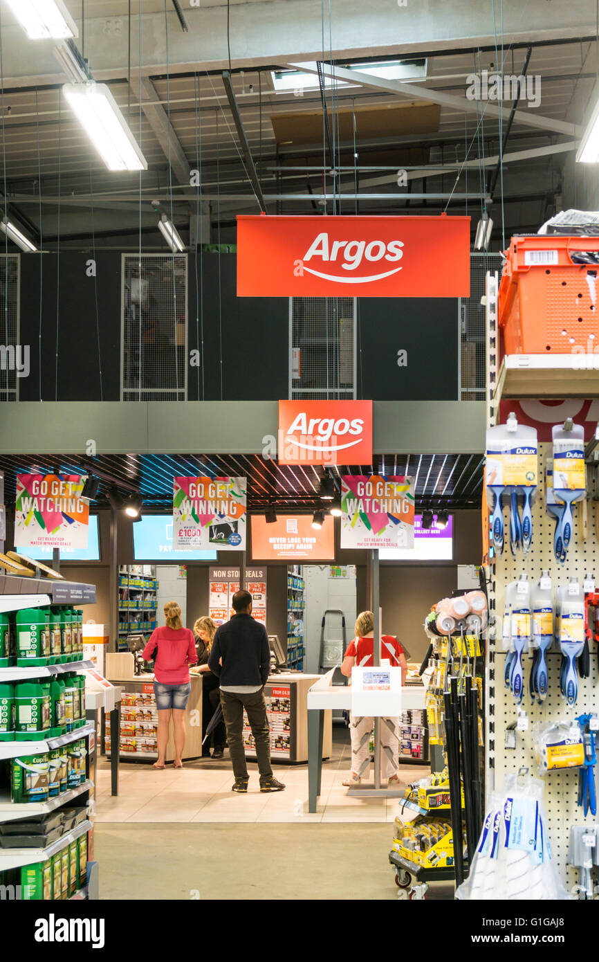 Un negozio di Argos entro un Homebase DIY warehouse in Catford, a sud di Londra. Foto Stock