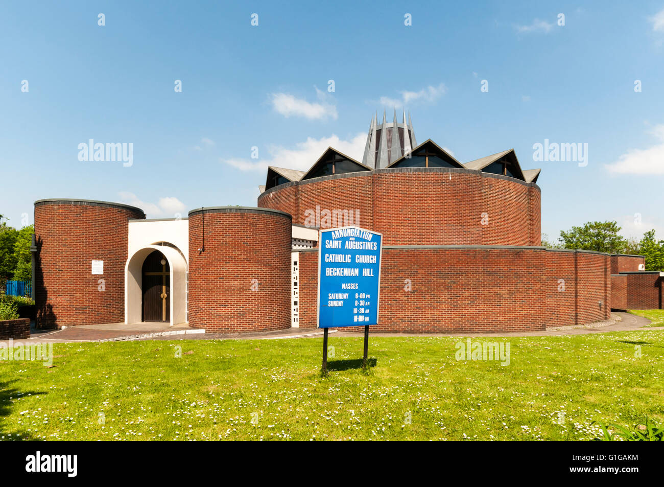 L'Annunciazione e San Augustines Chiesa cattolica in Beckenham collina fu consacrata nel 1964. Foto Stock
