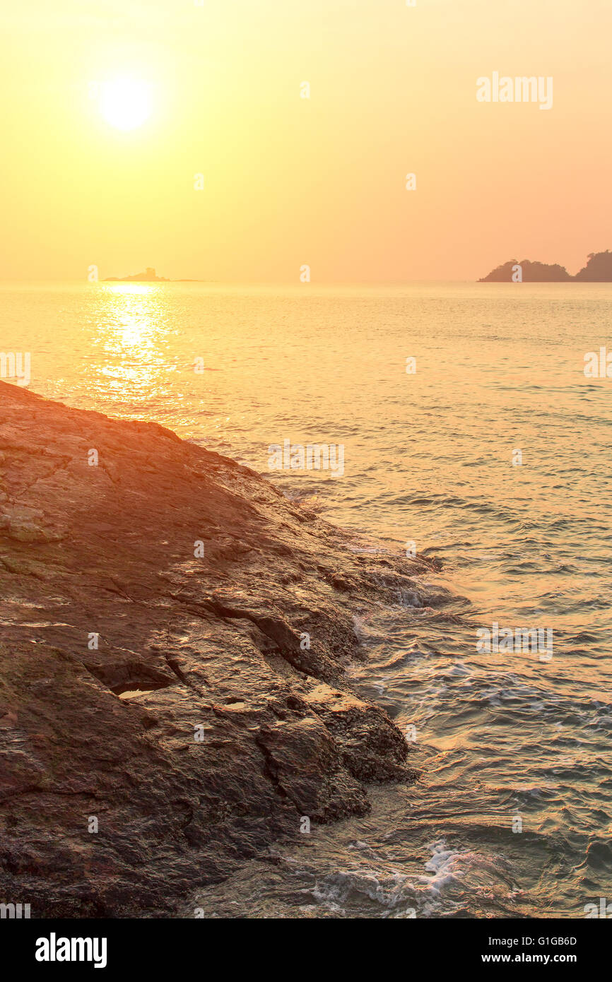 Bel tramonto su una spiaggia rocciosa. Foto Stock