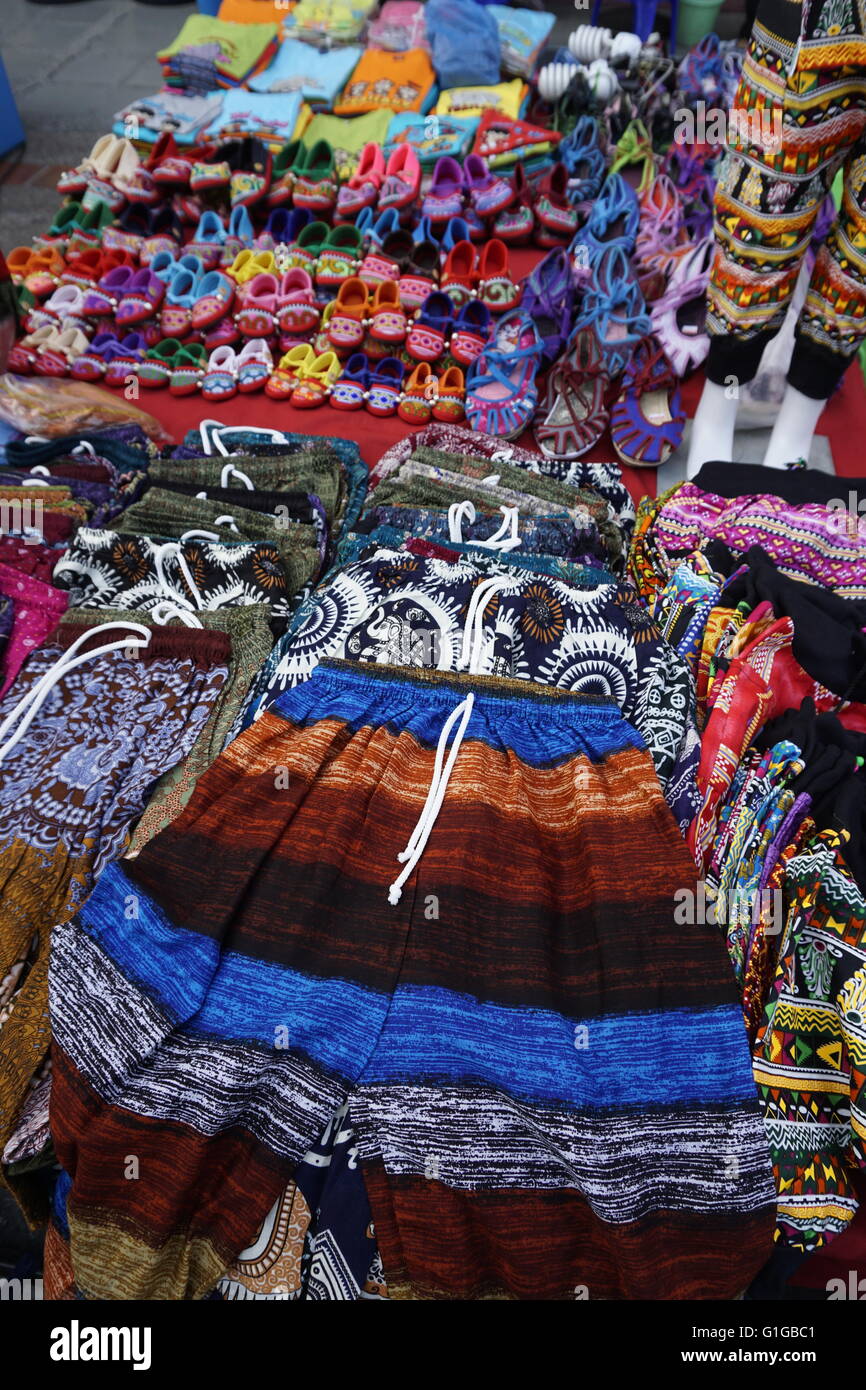 Abbigliamento colorato stallo a Night Market Bazar in Chiang Mai Foto Stock