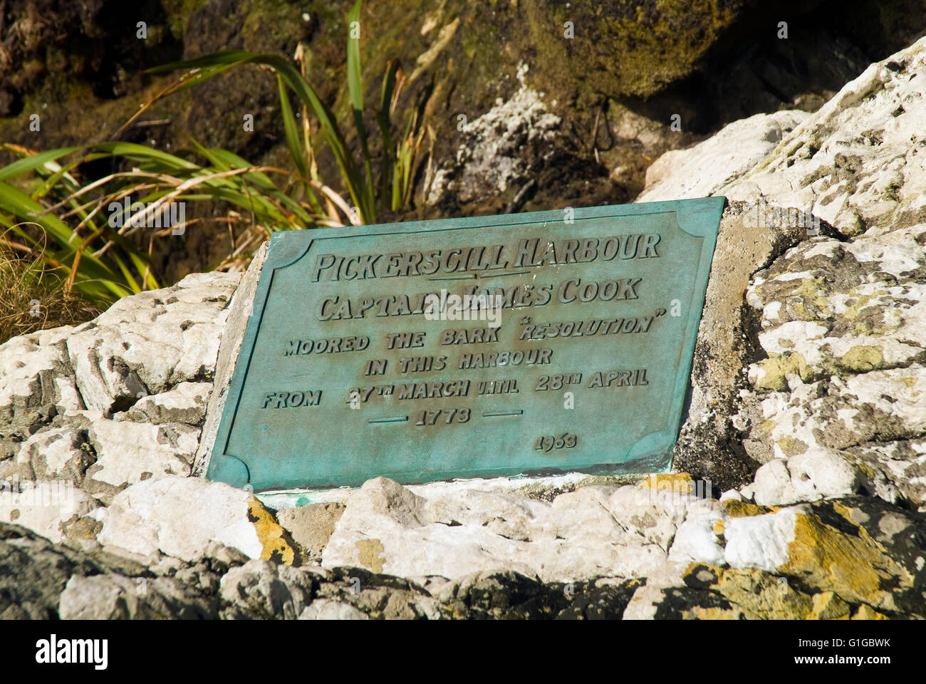 Memorial nel porto Pickersgill dove il Capitano James Cook ormeggiata in 1773, Fjordland National Park, l'Isola Sud della Nuova Zelanda Foto Stock