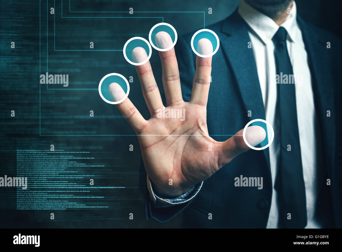 Imprenditore che passa la verifica biometrica con scanner di impronte digitali, moderna tecnologia futuristica in servizio di sicurezza e di autobus Foto Stock