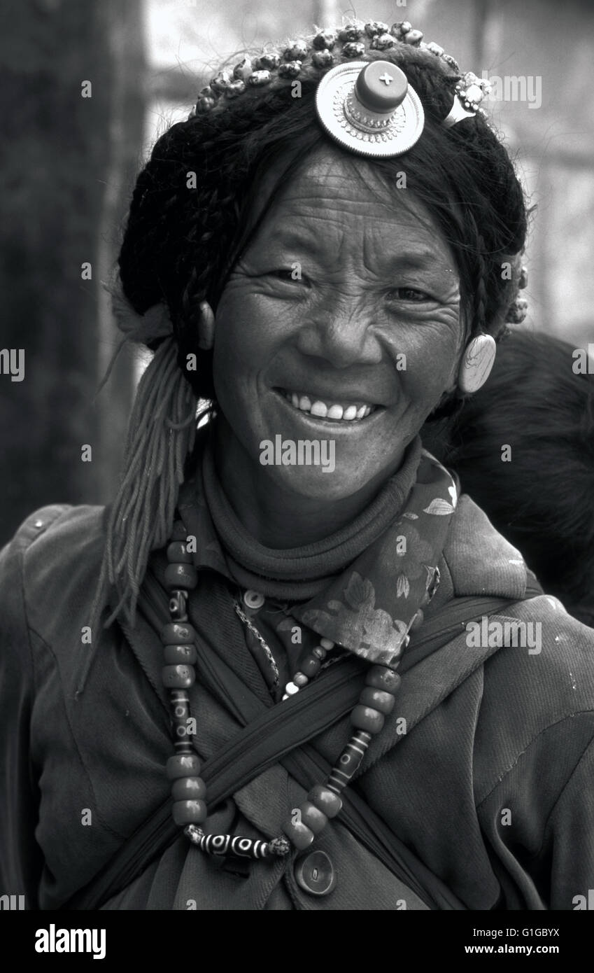 La donna a lhatse tibet Foto Stock