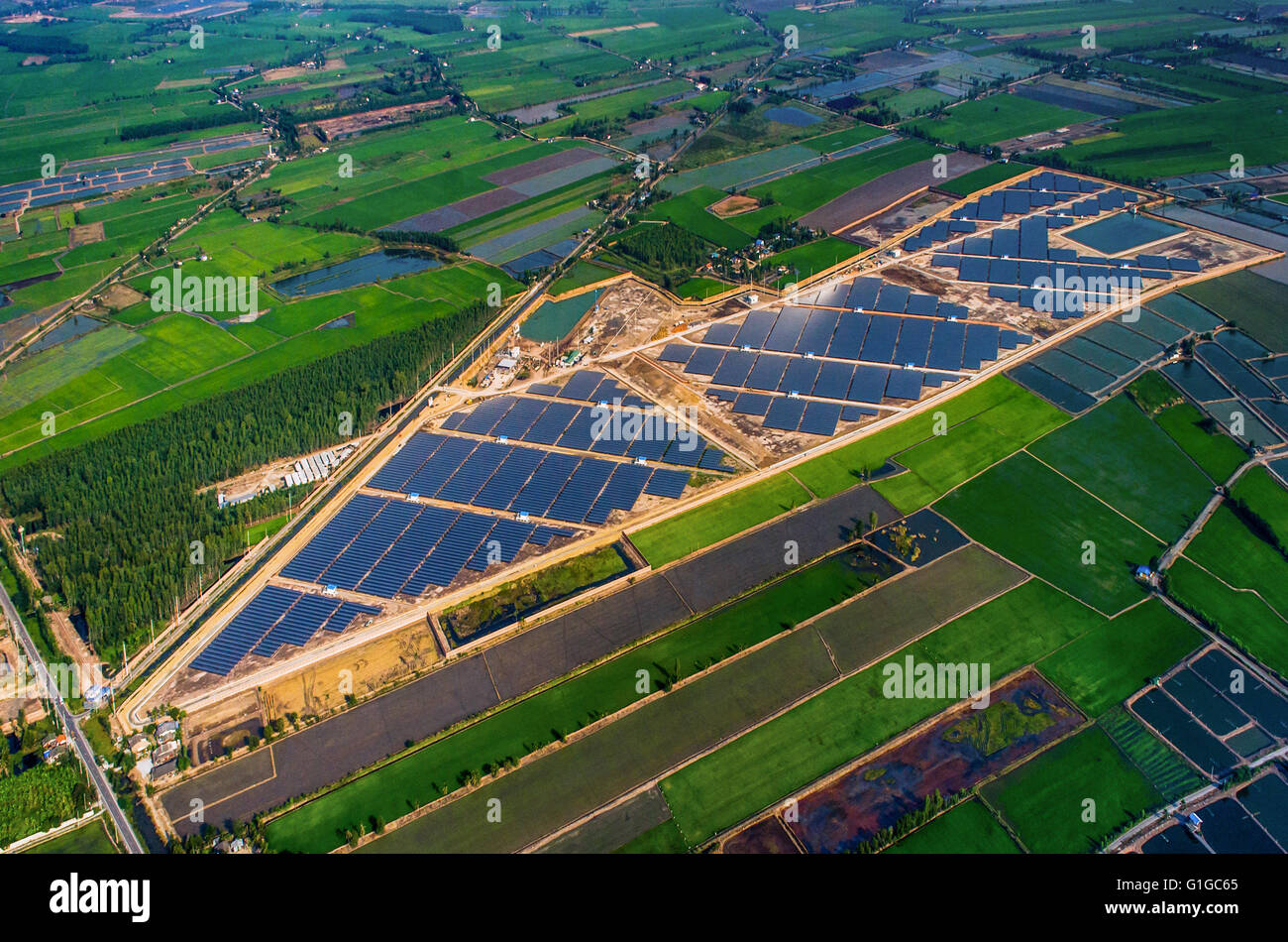 Fattoria solare, pannelli solari dall'aria Foto Stock