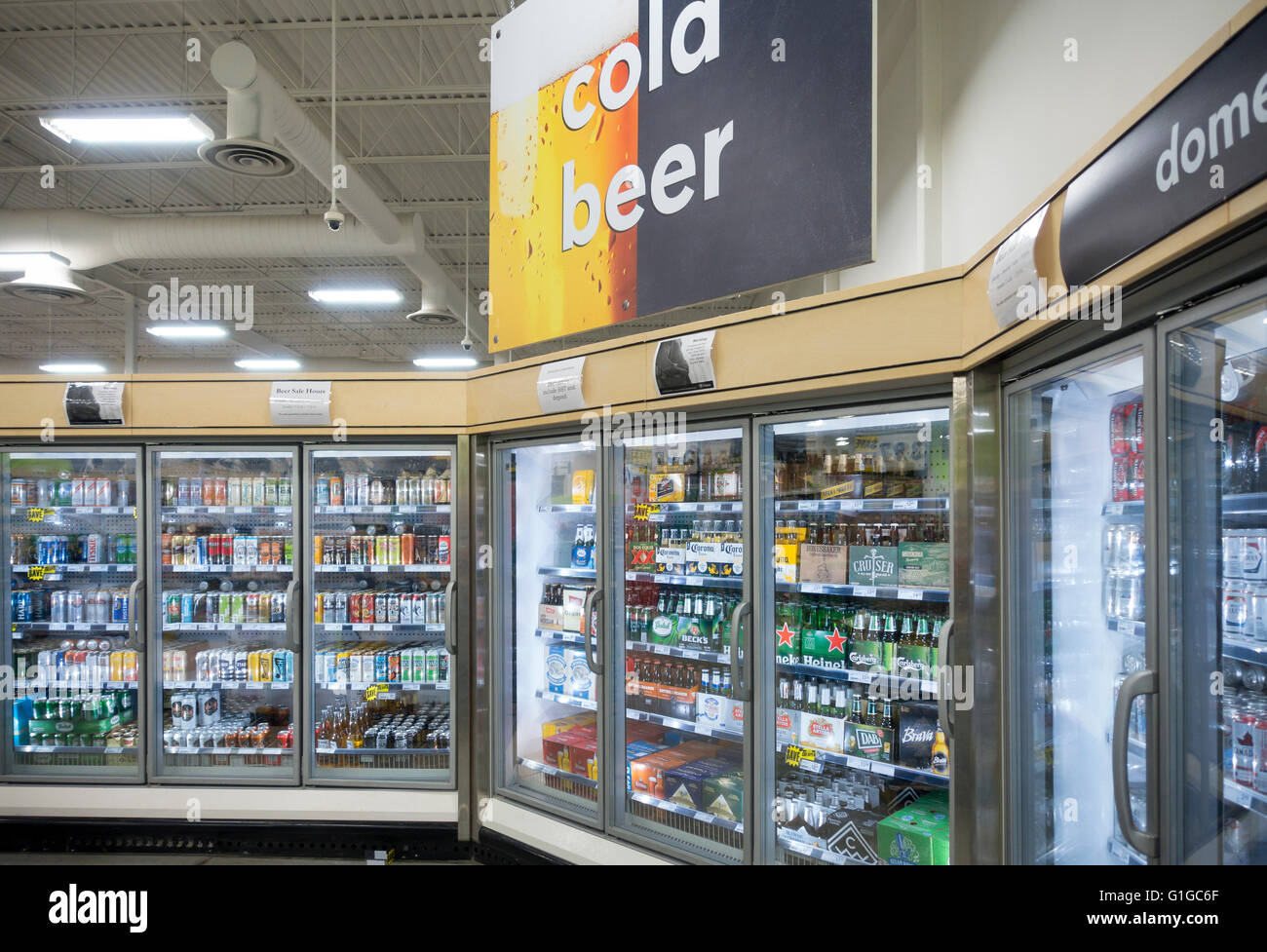 Birra che viene venduto per la prima volta in supermakets all'interno della provincia di Ontario. Freshco, Oakville, Ontario, Canada. Foto Stock