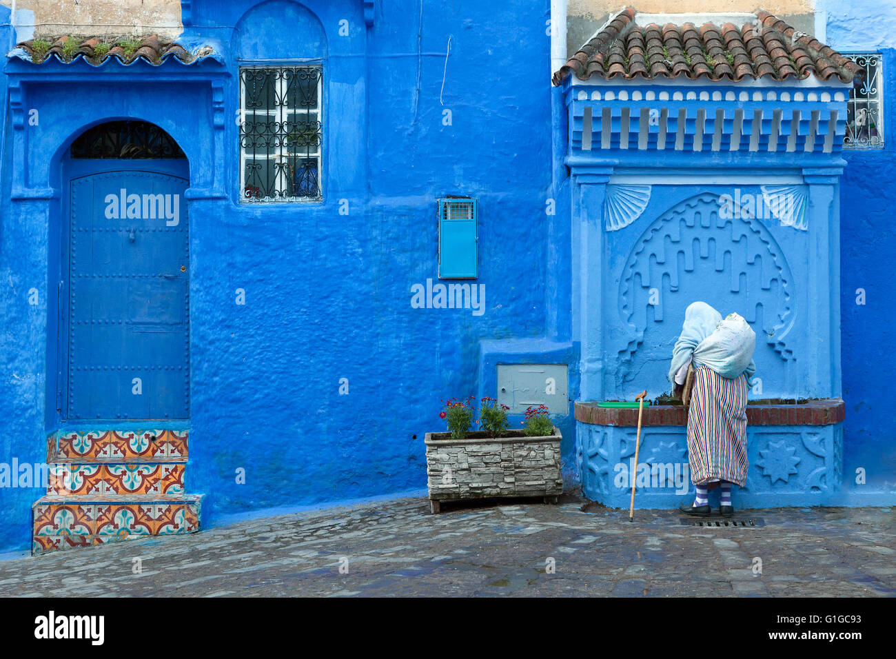 Scena di strada nella pittoresca medina blu di Chefchaouen, Marocco Foto Stock
