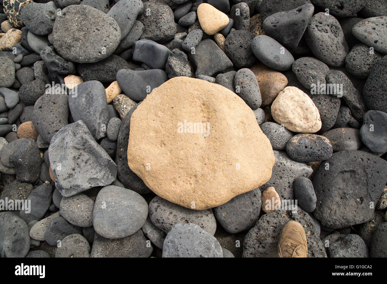 In prossimità della spiaggia di arrotondati ciottoli guardando verso il basso a partire da sopra, Isla Graciosa, Lanzarote, Isole Canarie, Spagna Foto Stock