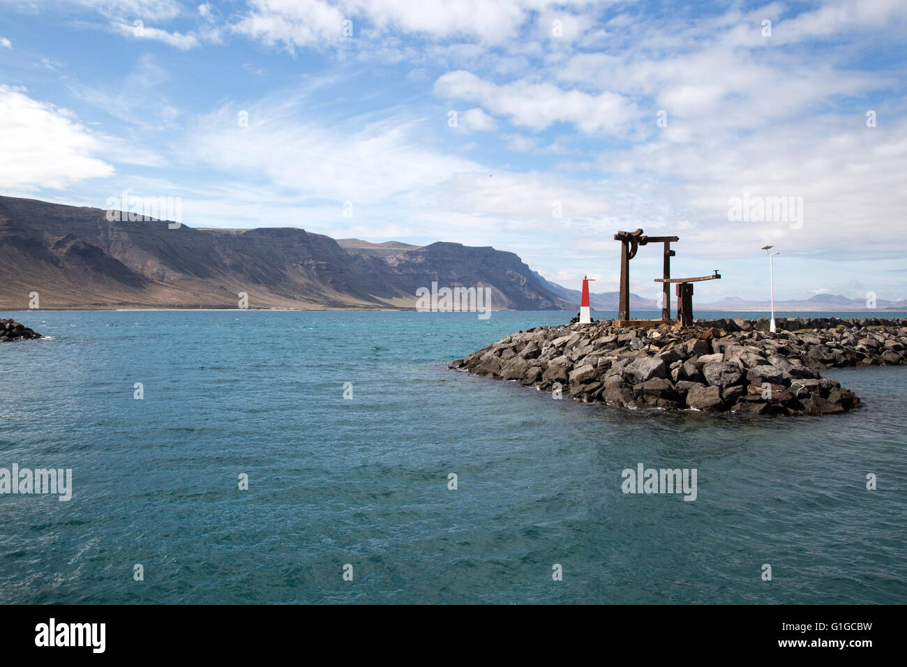 Ingresso a Caleta de Sebo harbour La Isla Graciosa, panorami distanti di scogliere a Lanzarote, Isole Canarie, Spagna Foto Stock Ingresso a Caleta de Sebo harbour La Isla Graciosa, panorami distanti di scogliere a Lanzarote, Isole Canarie, Spagna Foto Stock