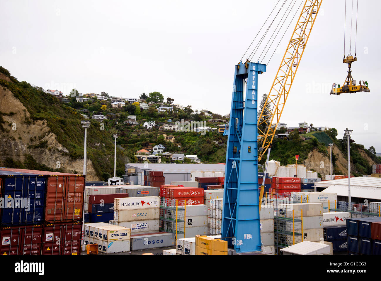 Vista di contenitori impilati sulla banchina nel porto di Napier, Nuova Zelanda visto da Utrillo nave portacontainer come lei arriva in porto. Foto Stock